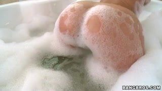 jada stevens takes a naked bath